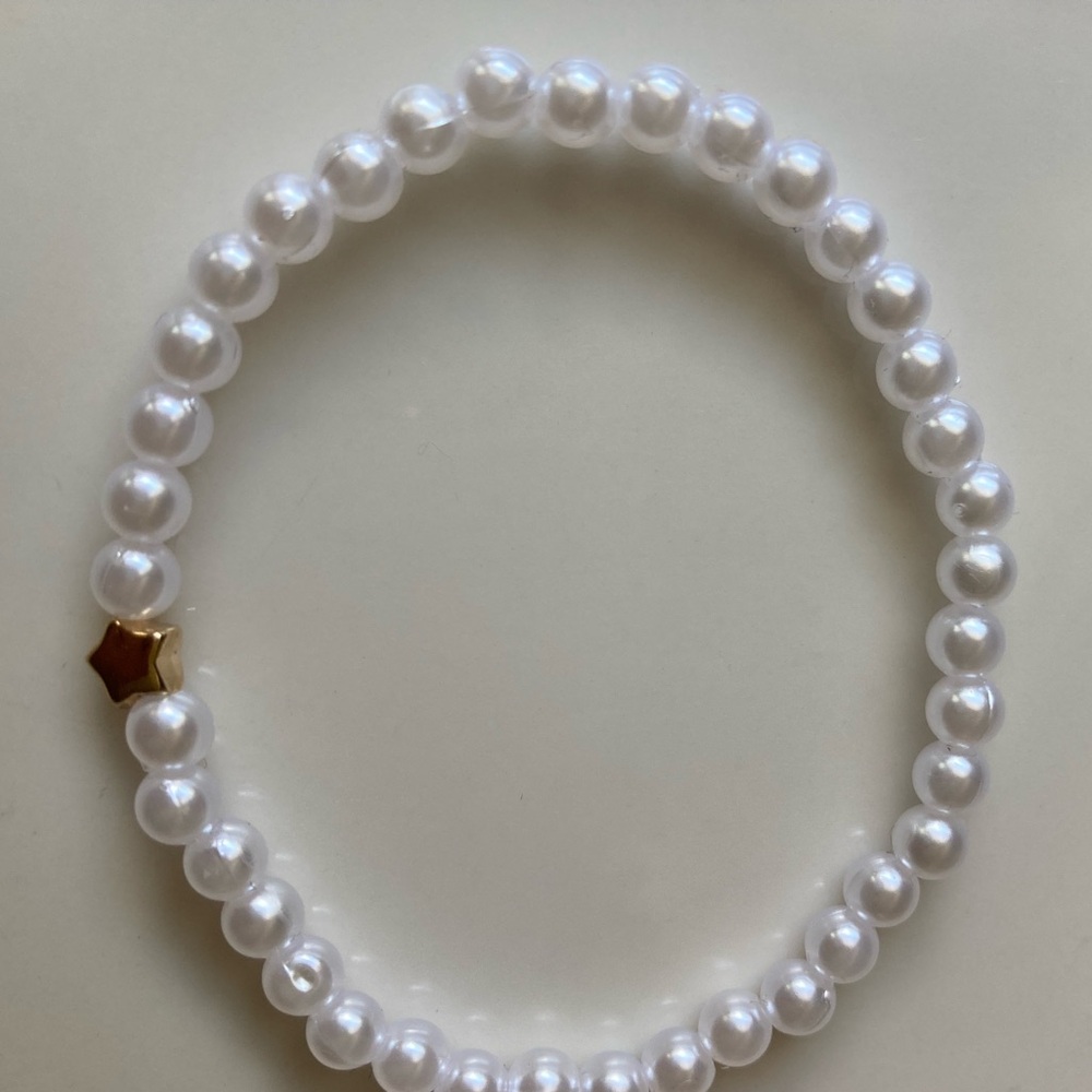 Elegant White Pearl Bracelet with Gold Accent - Picture 3 of 5